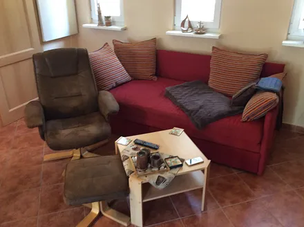 Wohnzimmerbereich mit Schlafcouch