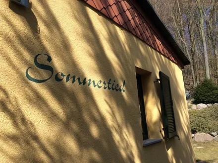 Namenszug an der Ostfassade