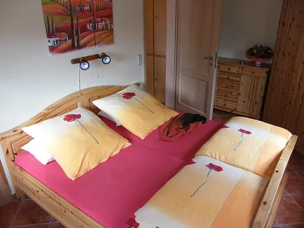 Schlafzimmer mit Doppelbett