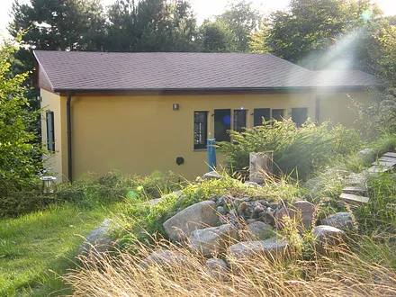 Nordseite mit hinterem Grundstücksbereich und Feldsteinwall