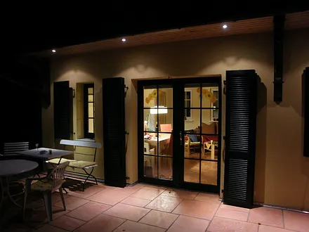 Terrassenbereich bei Nacht und gemütlicher Beleuchtung