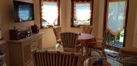 Wohnzimmer mit Essecke und Schlafcouch