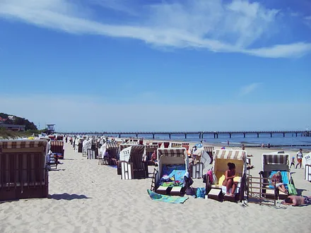 breiter, weißer Sandstrand