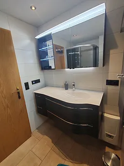 Großer Waschtisch mit Spiegel 