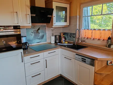 Einbauküche mit Backofen, Ceranfeld und Geschirrspülmaschine