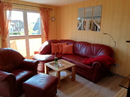 ausklappbare Schlafcouch mit großem Bettkasten