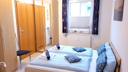 Schlafzimmer 2: Ebenfalls mit viel Stauraum und Ganzkörperspiegel