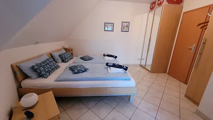 Mit viel Stauraum, Ganzkörperspiegel und Tür direkt zum Bad