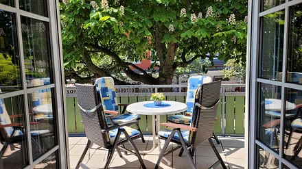 Auf der großen Hochterrasse fühlt man sich wie im Grünen
