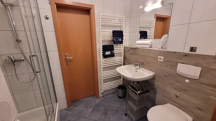 Bad mit Echtglasdusche und Handtuchwärmer