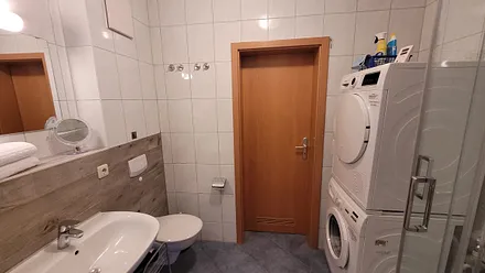 Sogar Waschmaschine und Trockner sind vorhanden