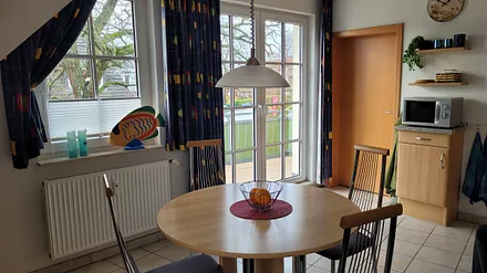 Speisen mit Blick auf die Strandstraße und die schöne Kastanie