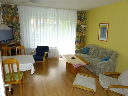 Wohnzimmer mit Schrankbett