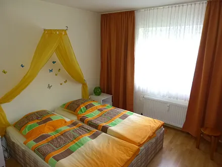 Schlafzimmer mit Kinderbettchen