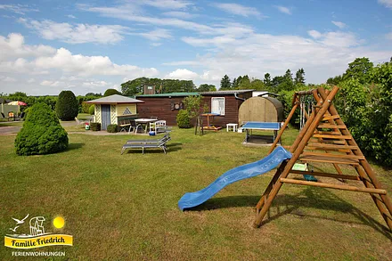 Spielplatz, Dart, Tischtennis