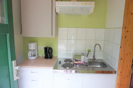 Pantryküche mit Kühlschrank u 2 Kochplatten