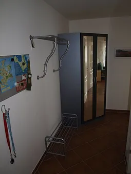 Der Flur hat eine »L« Form mit einem Kleiderschrank und einem »Kabuf«.