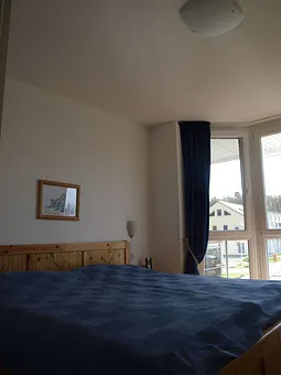 Der Schlafraum ist ausgestattet mit einem großen Doppelbett (160x200cm) und einem Wäscheschrank. Es besteht hier die Möglichkeit eine zusätzliche Aufbettung vorzunehmen. Durch das Erkerfenster hat man