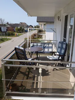 Die Balkone – einmal zur Süd-Seite und einmal zur West-Seite – bieten ausreichend Platz für Stühle, Tische und Bänke. (im Bild der Süd-Balkon)