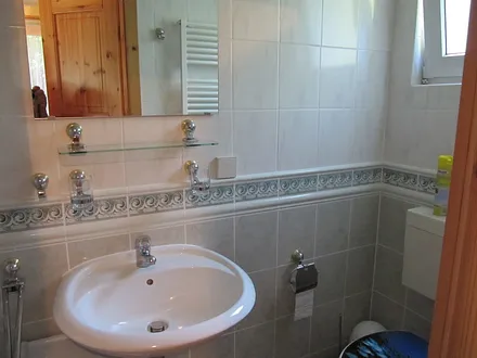 Teilansicht Bad (Dusche nicht im Bild)