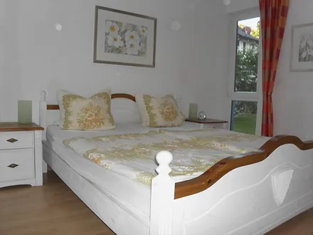 Das geräumige Schlafzimmer garantiert einen erholsamen Schlaf, ab 7 Übernachtungen ist die Bettwäsche im Mietpreis enthalten, die Betten sind bei Ihrer Anreise bereits bezogen