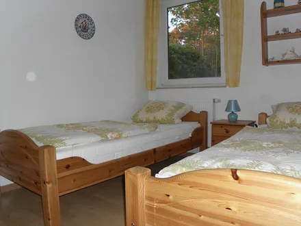 Das separate Kinderzimmer mit zwei Einzelbettten, die bei Bedarf auch zu einem Doppelbett zusammengestellt werden können. am