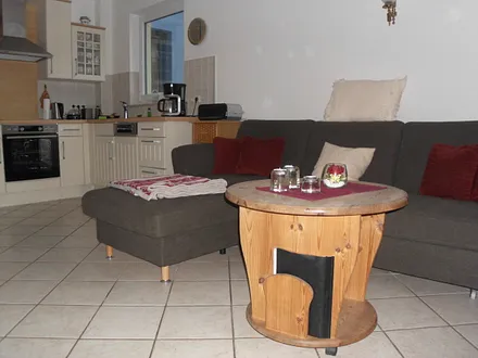 Die gemütliche Sitzecke und Blick auf die Einbauküche mit neuem Herd und Cerankochfeld, Backofen Kühlschrak und Geschirrspülmschine 