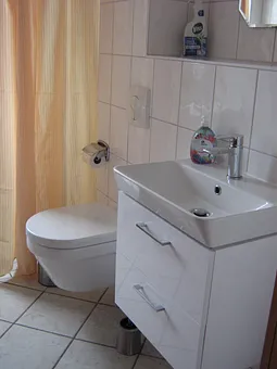 Behindertenfreundlich eingerichtet ist auch das Badzimmer mit einer Bodengleichen Dusche und neuem Waschtisch mit viel Stauraum