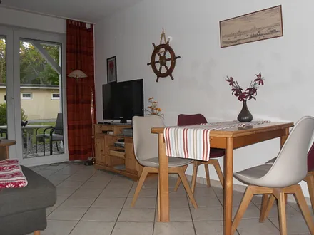 Der Esstisch kann bei Bedarf ausgezogen werden und bietet so ausreichend Platz für ein gemeinsame Mahlzeiten. 