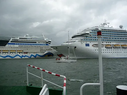 Fastzinierend, einer die vielen Einläufe von Kreuzfahrtschiffen im Hafen Rostock Warnemünde.