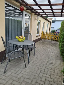 Kostenfreier Stellplatz am Haus im Hintergrund