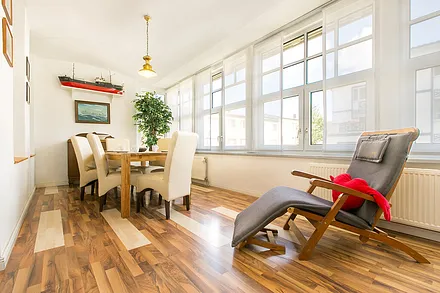 Die Veranda/Loggia ist bequem möbliert und bietet Ihnen  Platz für gemütliche Stunden in geselliger Runde.