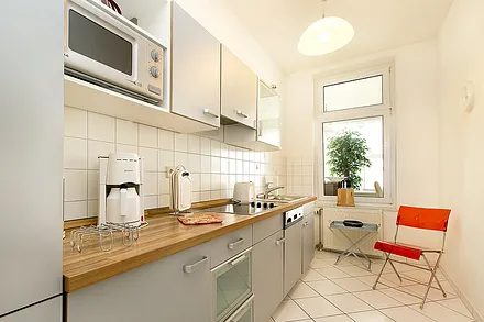 Die separate Küche ist komplett ausgestattet mit Mikrowelle, 4-Platten-Cerankochfeld, Geschirrspüler, Geschirr, Besteck etc.