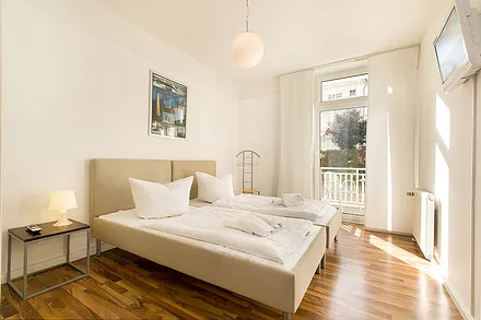 Auch im Kinderschlafzimmer befinden sich ein Fernseher und ein Schrank.