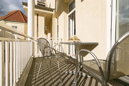 Hier Ihr sonniger Balkon in Westlage, der von beiden Schlafzimmern aus begehbar ist.