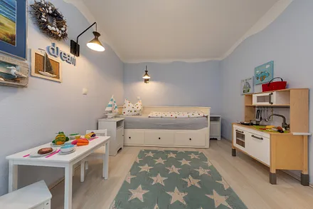 An der Wand über der Kinderküche wurde zwischenzeitlich ein TV-Gerät installiert. Das Bett im Kinderzimmer ist 0,80x2m breit. Bei Bedarf kann es auf doppelte Breite (1,60x2m) ausgezogen werden.