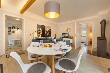 Vom Wohnzimmer aus gelangen Sie in die Schlafzimmer und ins Bad.