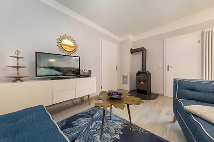 Der Kaminofen ist mit Holz beheizbar, das im örtlichen Baumarkt vorrätig ist.