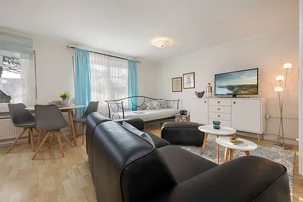 ... kann auf dem Tagesbett erfolgen. Alle Fenster in der Wohnung haben Außenrolläden für die Verdunkelung.