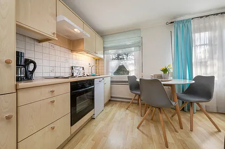 Die Küchenzeile ist komplett ausgestattet mit Geschirrspüler, Kühlgefrierkombination etc. 