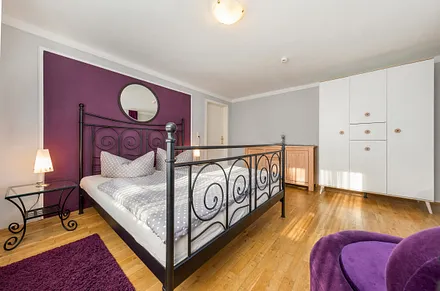 Das Schlafzimmer hat ein bequemes Doppelbett mit 1,80 x 2m und einen großen Kleiderschrank.