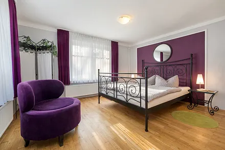 Auch die Fenster im Schlafzimmer haben Außenrolläden.