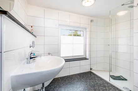 Das Bad mit Echtglasdusche, Fenster ...