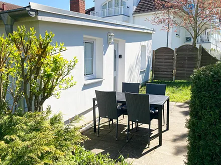 Die Ferienwohnung hat eine nach Süden ausgerichtete Terrasse. Stuhlkissen und eine Sonnenliege sind vorhanden aber nicht im Bild :) ...