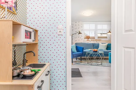 Eine gut ausgestattete Kinderküche ist auch vorhanden.