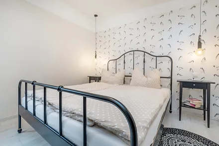 Das Elternzimmer hat ein bequemes Doppelbett ...