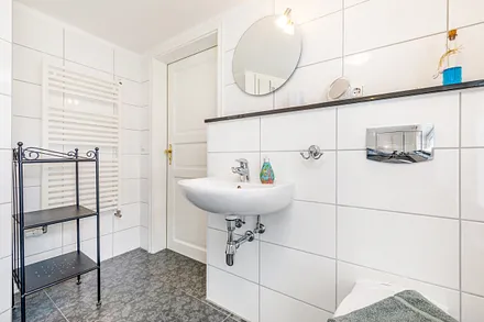 ... Handtuchtrockner und WC.