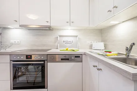 ... Mikrowelle, Kühl-Gefrier-Kombination, Geschirrspüler, Geschirr, Besteck etc.