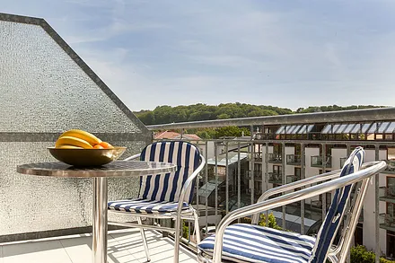 Vom Wohnzimmer treten Sie auf den sonnigen möblierten Südbalkon. 