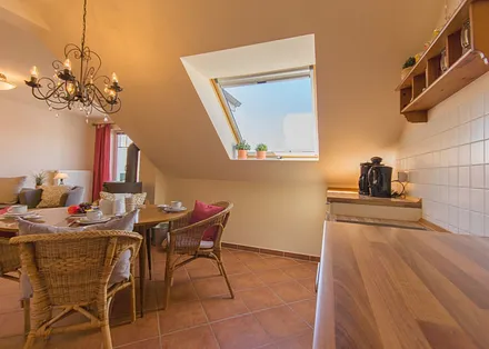 Blick von der Küche zum Essbereich                                         